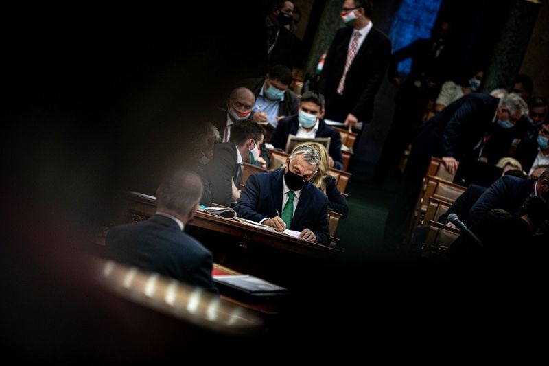 orbán parlament maszk