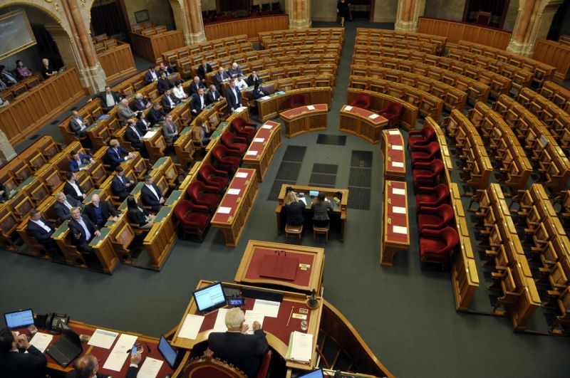 parlament-üresen-mti-kovács-attila